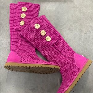 Magenta knit Ugg button 💕